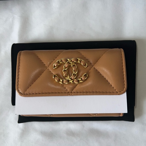 CHANEL 19 Flap Card Holder - Picture 3 of 7